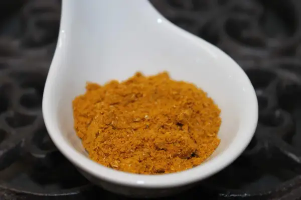En skål med gyllene, finmalen egen curry. Doften lovar en smakrik måltid.