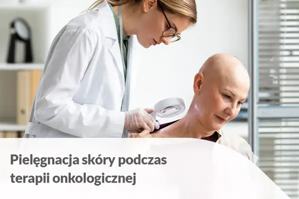Lekarka bada skórę pacjentki zmagającej się z chorobą nowotworową. Dbałość o skórę podczas radioterapii jest kluczowa.