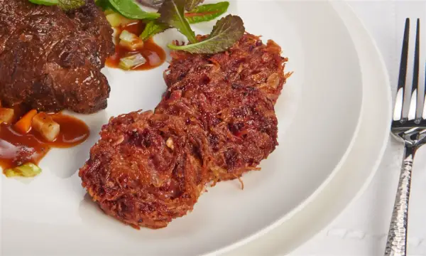 Herzhaftes Rinderfilet mit einer Beilage aus knusprigen rote Bete puffer und frischem Salat.