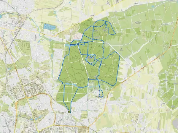 Mapa z zaznaczonymi trasami rowerowymi w Łódzkiem, prowadzącymi przez tereny zielone i lasy.