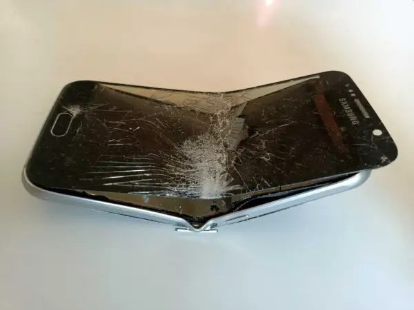 Zgięty i pęknięty ekran Samsunga. Trudne odzyskiwanie danych z uszkodzonego telefonu, ale możliwe.