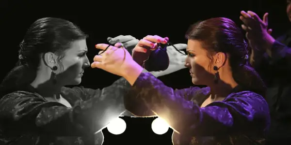 Una bailaora flamenca, con su elegante vestido, hace sonar la cachucha.