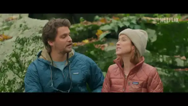 Ein Mann und eine Frau in Daunenjacken unterhalten sich im Freien. Sie sind Teil der Filme und Serien von Gus Birney.