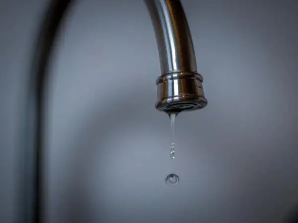 Tropfender Wasserhahn, ein Symbol für den durchschnittlichen Wasserverbrauch von 2 Personen.