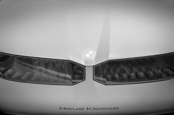 Przód BMW Neue Klasse z logo i charakterystycznymi światłami.