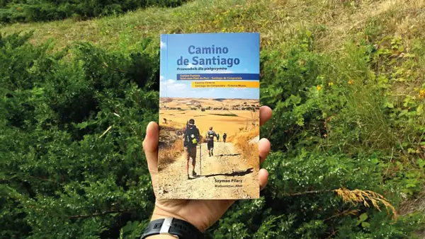 Przewodnik "Camino de Santiago" w dłoni. Dowiedz się, jak przygotować się do przejścia trasy camino de Santiago z Polski, by wyruszyć w niezapomnianą podróż.