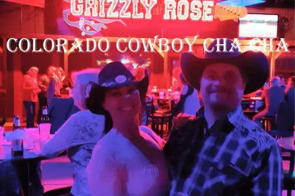Para kowbojów w kapeluszach, gotowa do tańca Colorado Cowboy Cha Cha w Grizzly Rose.
