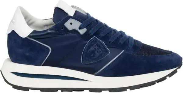 Sneakers Philippe Model uomo blu navy in camoscio e nylon, con logo a scudo sul lato. Stile sportivo e moderno.