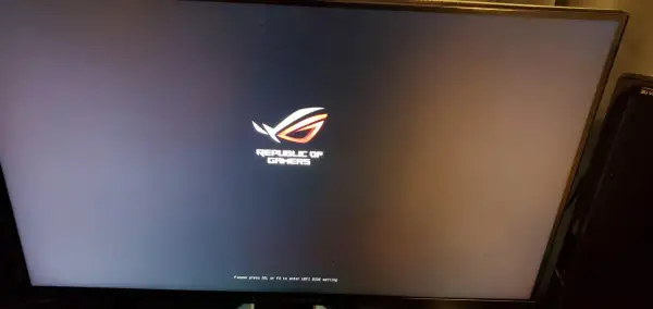 Logo ROG "Republic of Gamers" y mensaje "Press DEL or F2 to enter UEFI BIOS setting". La tecla ASUS BIOS es F2.
