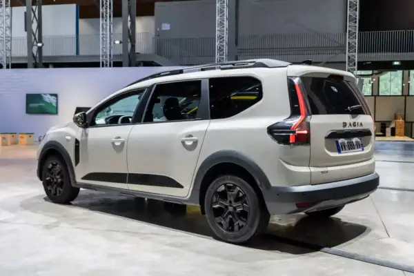 Biały Dacia Jogger, wszechstronny mpv, prezentuje się na wystawie.