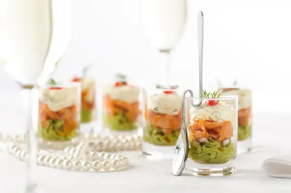 Verrines avocat saumon, une délicieuse entrée en couches, prête à être dégustée.