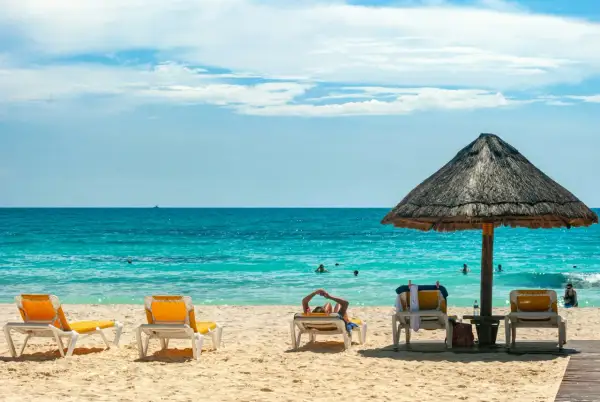Lipiec to idealny czas na egzotykę. Piękna plaża, turkusowe morze i leżaki czekają na Ciebie.