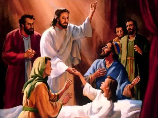Jezus wskrzesza młodą dziewczynę, która leży na łożu. Wokół zgromadzeni są jej rodzice i inni świadkowie.