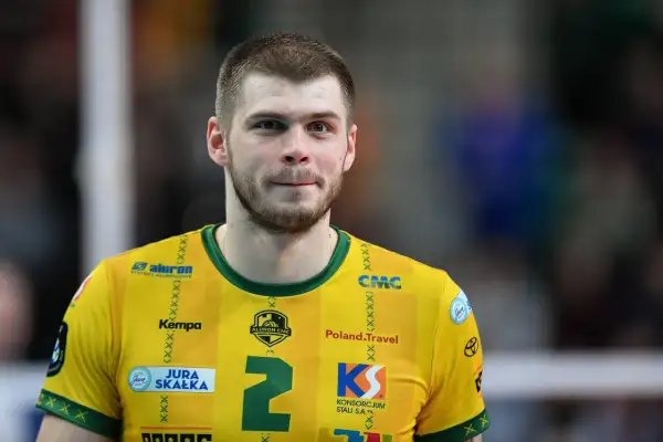 Bartek Kwolek w żółtej koszulce z numerem 2, gotowy do gry.