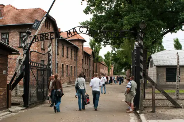 Jak się ubrać do Auschwitz, by okazać szacunek i komfort?