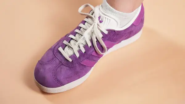 Une chaussure Adidas Gazelle violette, prête à nettoyer pour retrouver son éclat.