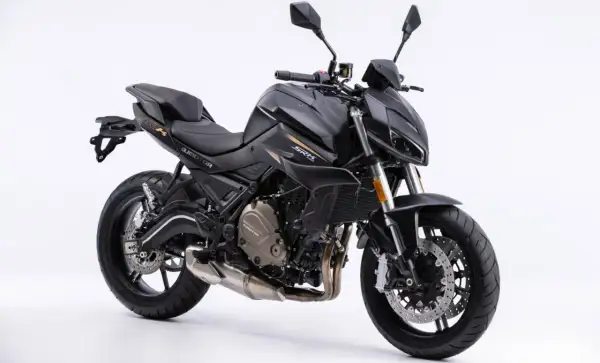 Motocicleta negra QJMotor SRK 700, una de las motos chinas marcas que destaca por su diseño deportivo y motor potente.