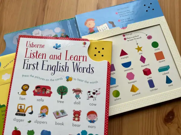 Książki Usborne "Listen and Learn First English Words" to świetny sposób na naukę angielskiego dla początkujących.