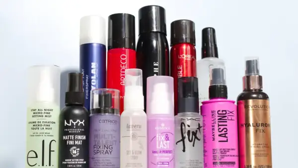 Eine Sammlung von Sprühflaschen für Make-up-Fixierung, darunter Produkte mit 1,2-Hexandiol für langanhaltenden Halt.