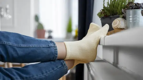Gambe in jeans e calzini gialli, un modo per combattere la sensazione di gambe fredde.
