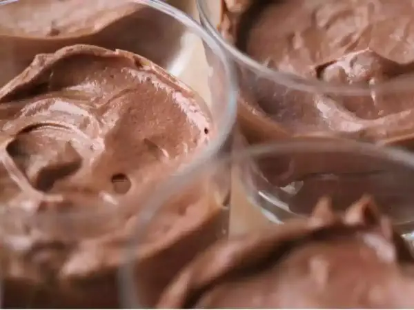 Douce mousse chocolat mascarpone sans oeufs, servie dans des verrines.