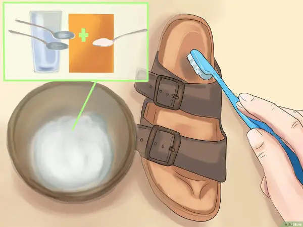 Mit einer Zahnbürste und einer Paste aus Wasser und Natron die Birkenstock reinigen.