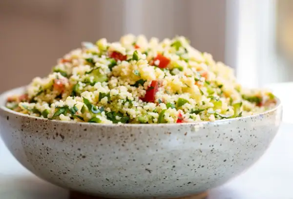 En skål med fräsch tabbouleh, perfekt för ett lätt lunchrecept.