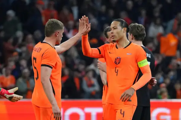 Virgil van Dijk, znany ze swojego imponującego wzrostu, daje "piątkę" koledze z drużyny.