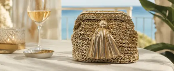 Borse fatte a mano uncinetto tutorial: una pochette dorata con nappina, perfetta per l'estate.