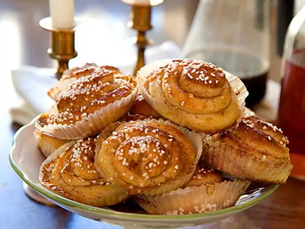 En hög med nybakade kanelbullar, perfekta för ett mysigt fika. Detta kanelbullar recept ger gyllene, sockerströsslade godsaker.