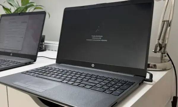 Laptop z ekranem pokazującym komunikat "Trwają aktualizacje. Ukończono 0%. Komputer musi pozostać włączony." - to najnowsza aktualizacja Windows 11.
