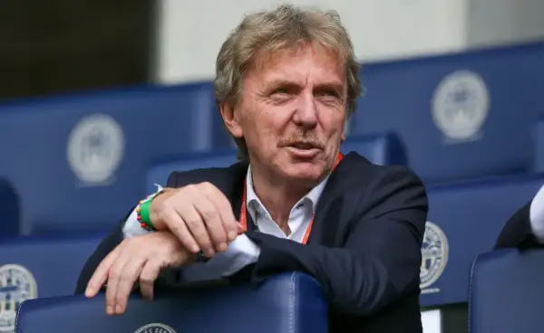 Zbigniew Boniek, żyje i ma się dobrze, siedzi na trybunach w garniturze, z charakterystycznymi wąsami.