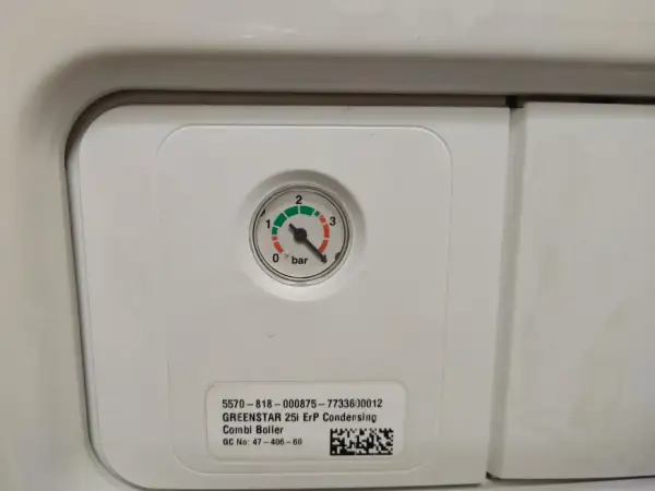 Manometro caldaia GREENSTAR 25i ErP indica pressione alta, 4 bar.