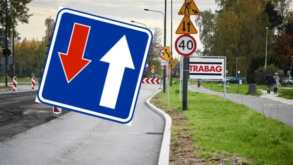 Znak D5 informuje o kierunku ruchu. Strzałka w górę oznacza jazdę prosto, a czerwona w dół – ustąp pierwszeństwa.