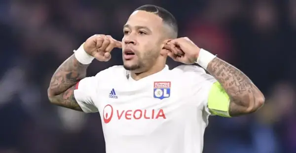 Memphis Depay w koszulce Olympique Lyon, z charakterystycznym gestem. Jego obecne drużyny to FC Barcelona i reprezentacja Holandii.