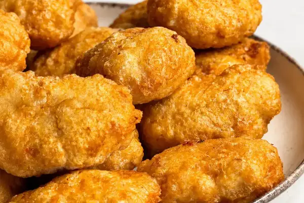 Złociste, chrupiące domowe nuggetsy jak z McDonalda, idealne na szybką przekąskę.