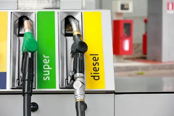 Pistolets de pompe à essence, l'un vert pour le super, l'autre noir pour le diesel. Choix entre essence ou diesel.