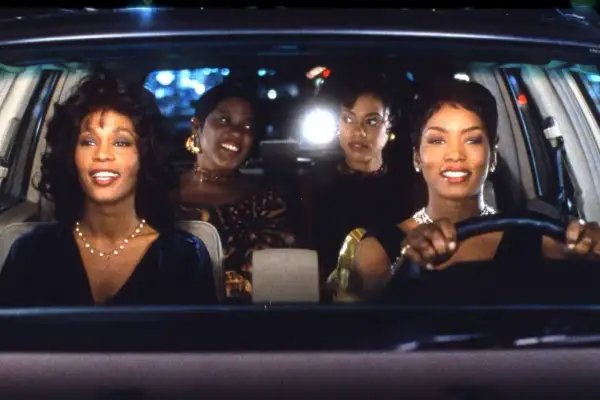 Whitney Houston i jej przyjaciółki w samochodzie, scena z filmu "Czekając na spełnienie".