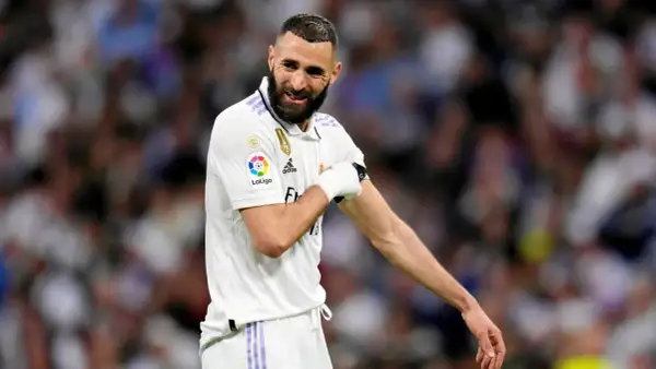 Karim Benzema, z opaską na przedramieniu, cieszy się po zdobyciu bramki. Benzema 15.