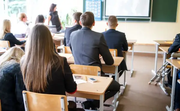 Kiedy zlikwidowano szkoły zawodowe? Kluczowe daty i zmiany w edukacji