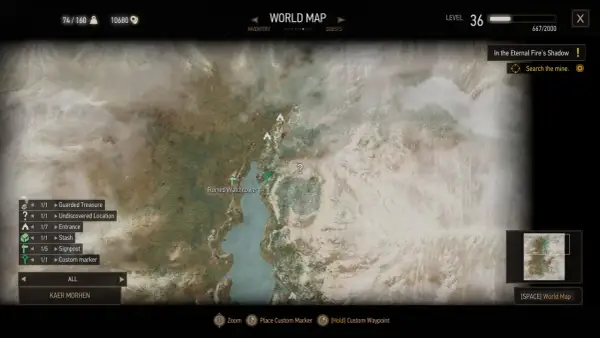 Mapa świata Wiedźmin 3. Widoczna jest lokacja Ruined Watchtower i jezioro. Na dole menu wyboru celu podróży, gdzie można wybrać Kaer Morhen.