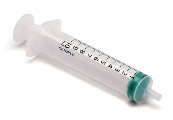 Une seringue graduée de 10 ml, marque OCTOPUS, prête à contenir de la colle en seringue pour un usage précis.