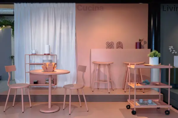 Arredamento cucina in color terracotta, con tavolino, sedie, sgabelli e carrello. Abbinamenti moderni e minimalisti.