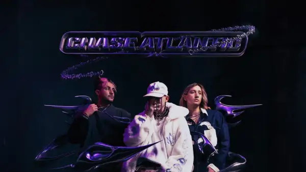 Trzech artystów z zespołu Chase Atlantic na mrocznym tle, gotowych na koncert.