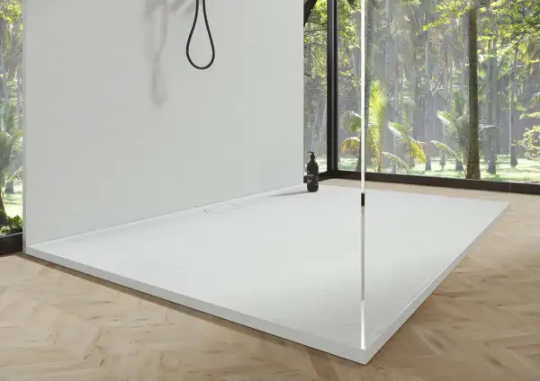 Piatto doccia bianco moderno con vista su foresta tropicale. Ideale per chi cerca consigli su come pulire il piatto doccia.