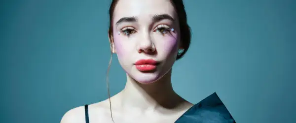 Młoda influencerka z odważnym makijażem. Kto stoi za sukcesem najmłodszej polskiej influencerki z branży beauty?