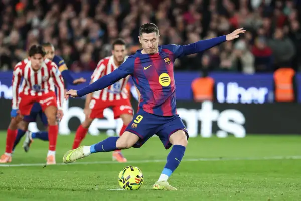 Robert Lewandowski wykonuje rzut karny, celując w bramkę przeciwnika.