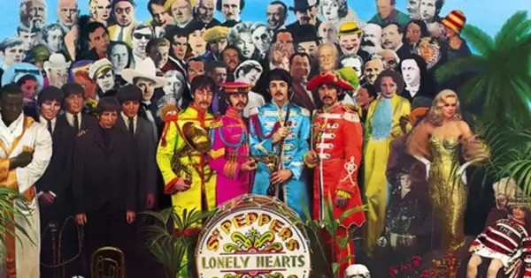 Okładka "Sgt. Pepper's Lonely Hearts Club Band" - jedna z najważniejszych płyt w historii muzyki, z The Beatles w barwnych strojach i tłumem postaci.