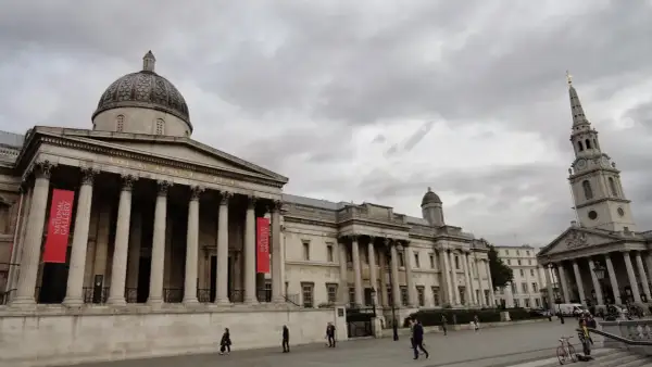 Trafalgar Square w Londynie z widokiem na galerię narodową.