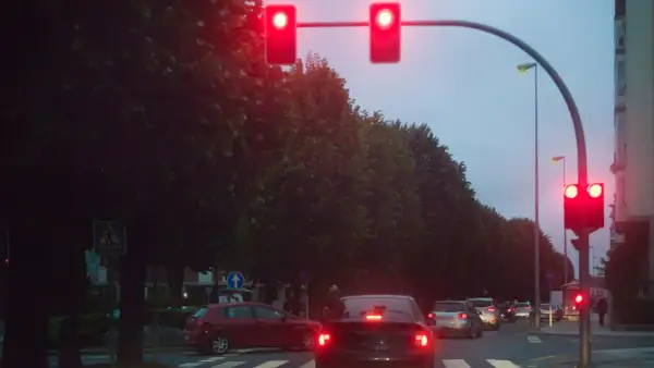 Voitures arrêtées à un feu rouge. La verbalisation camera feu rouge est imminente si le feu passe au vert.